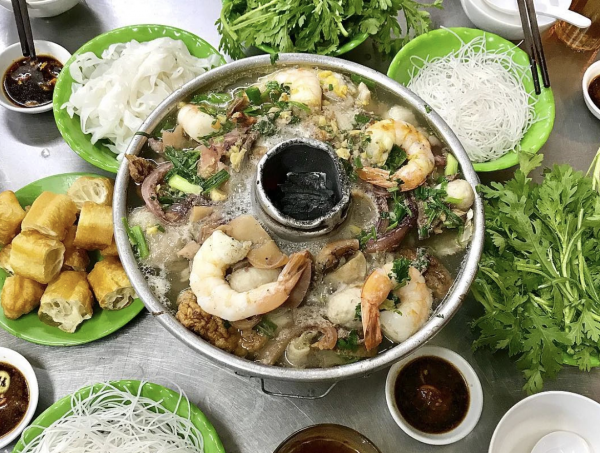 Phường Chợ Lớn có 'hủ tiếu nhà giàu', cà ri gà, lẩu cá cù lao trứ danh