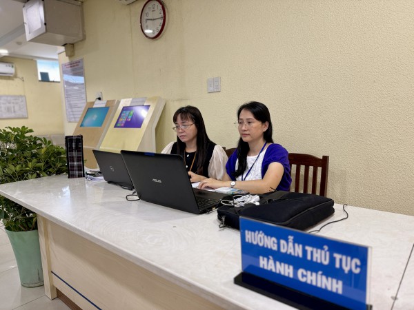 TP.HCM tận tụy hướng dẫn người dân làm thủ tục hành chính trong ngày đầu sáp nhập