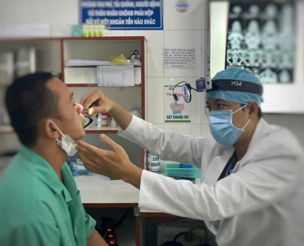 Say rượu ngã úp mặt, đôi đũa nhựa cắm mũi suốt một năm nhưng không biết