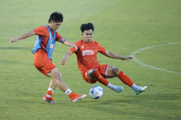 U.23 Việt Nam khí thế hừng hực, HLV Kim Sang-sik đích thân thị phạm!