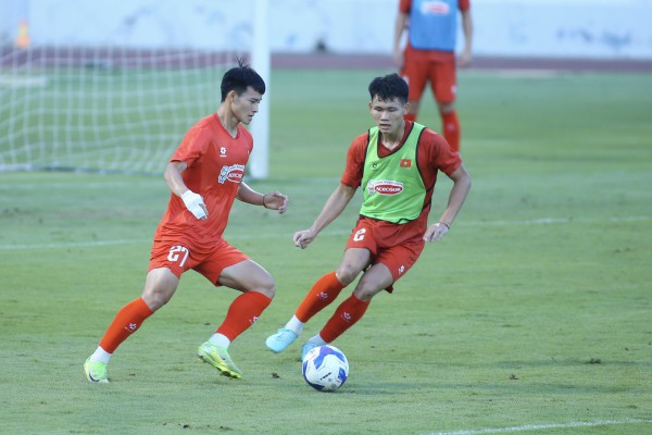 U.23 Việt Nam khí thế hừng hực, HLV Kim Sang-sik đích thân thị phạm!