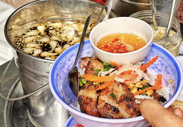 Phường Bến Thành có bún vỉa hè 'mắc nhất TP.HCM', Phở 2000 tổng thống Mỹ ghé thưởng thức