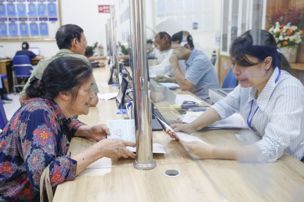Công dân đến phường giải quyết thủ tục đông gấp 4-5 lần