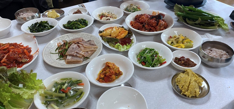 Mâm cơm truyền thống Hàn Quốc khiến người lười rửa bát “chạy mất dép”