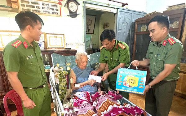 Công an xã hỗ trợ người dân làm thủ tục hành chính