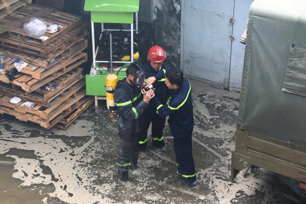 Hình ảnh Công an TP.HCM trong cuộc chiến chữa cháy kho hàng xã Bình Hưng Hình ảnh Công an TP.HCM trong cuộc chiến chữa cháy kho hàng xã Bình Hưng