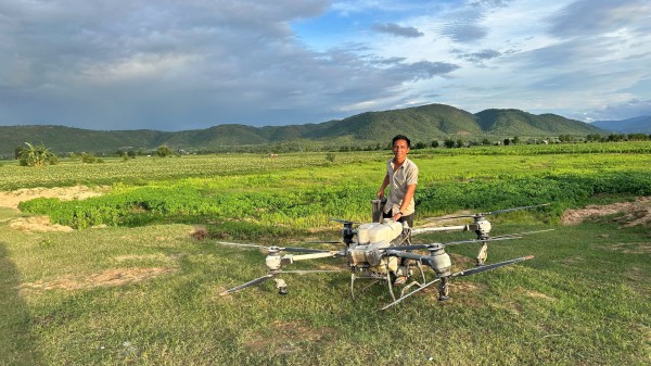 Gia Lai: Dùng máy bay không người lái giải cứu trẻ em giữa dòng lũ Gia Lai: Dùng máy bay không người lái giải cứu trẻ em giữa dòng lũ