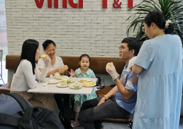 'Độc lạ' buffet sầu riêng đang diễn ra ở TP.HCM: Cửa hàng chuẩn bị gần 2 tấn 'Độc lạ' buffet sầu riêng đang diễn ra ở TP.HCM: Cửa hàng chuẩn bị gần 2 tấn