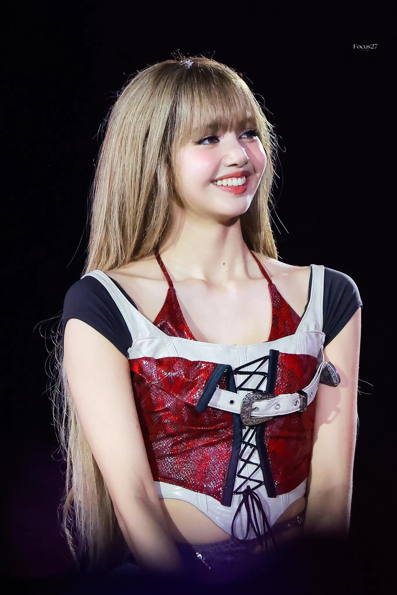 Lisa (Blackpink) gây sốt với mốt trang điểm 