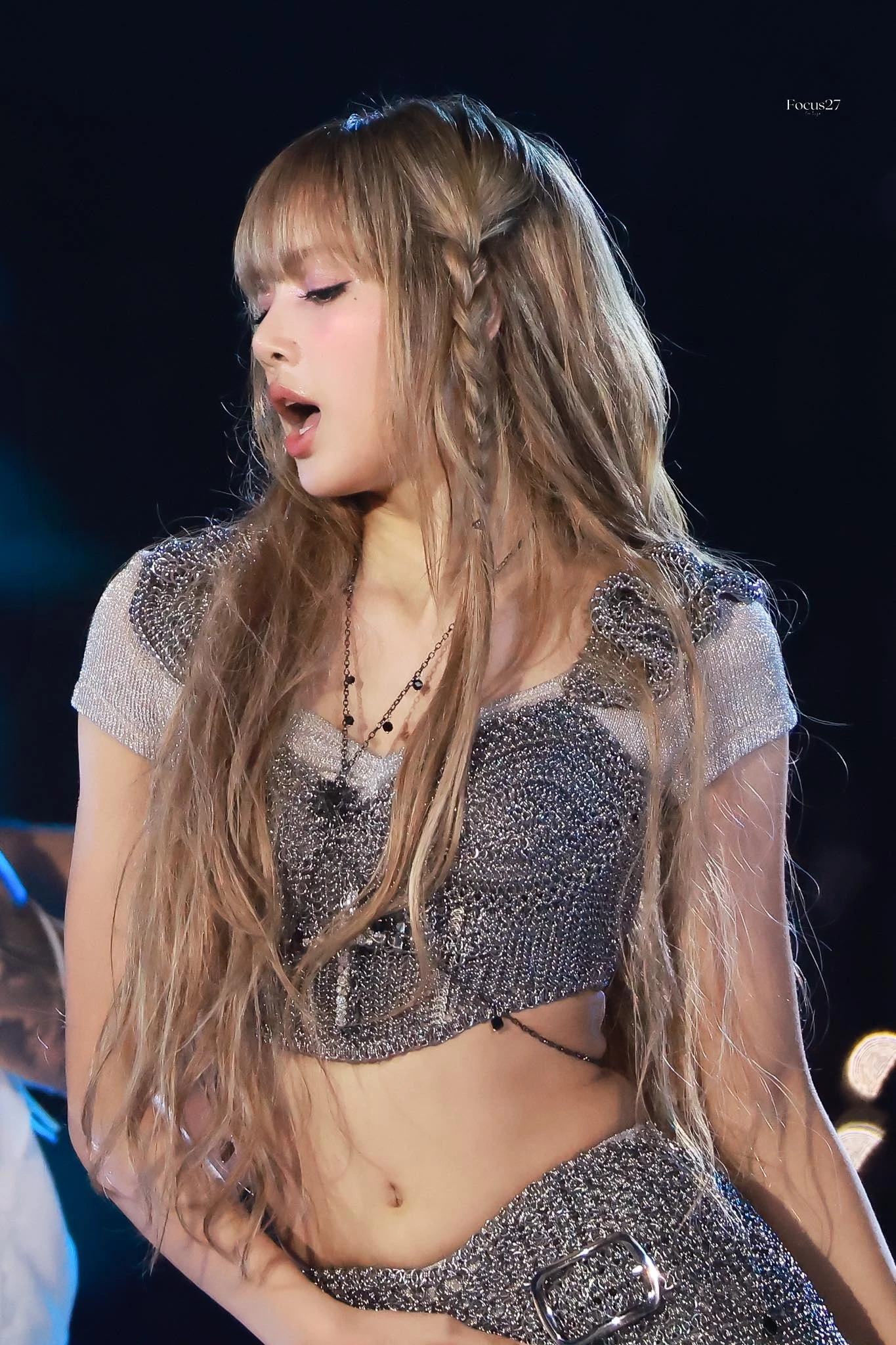 Lisa (Blackpink) gây sốt với mốt trang điểm 
