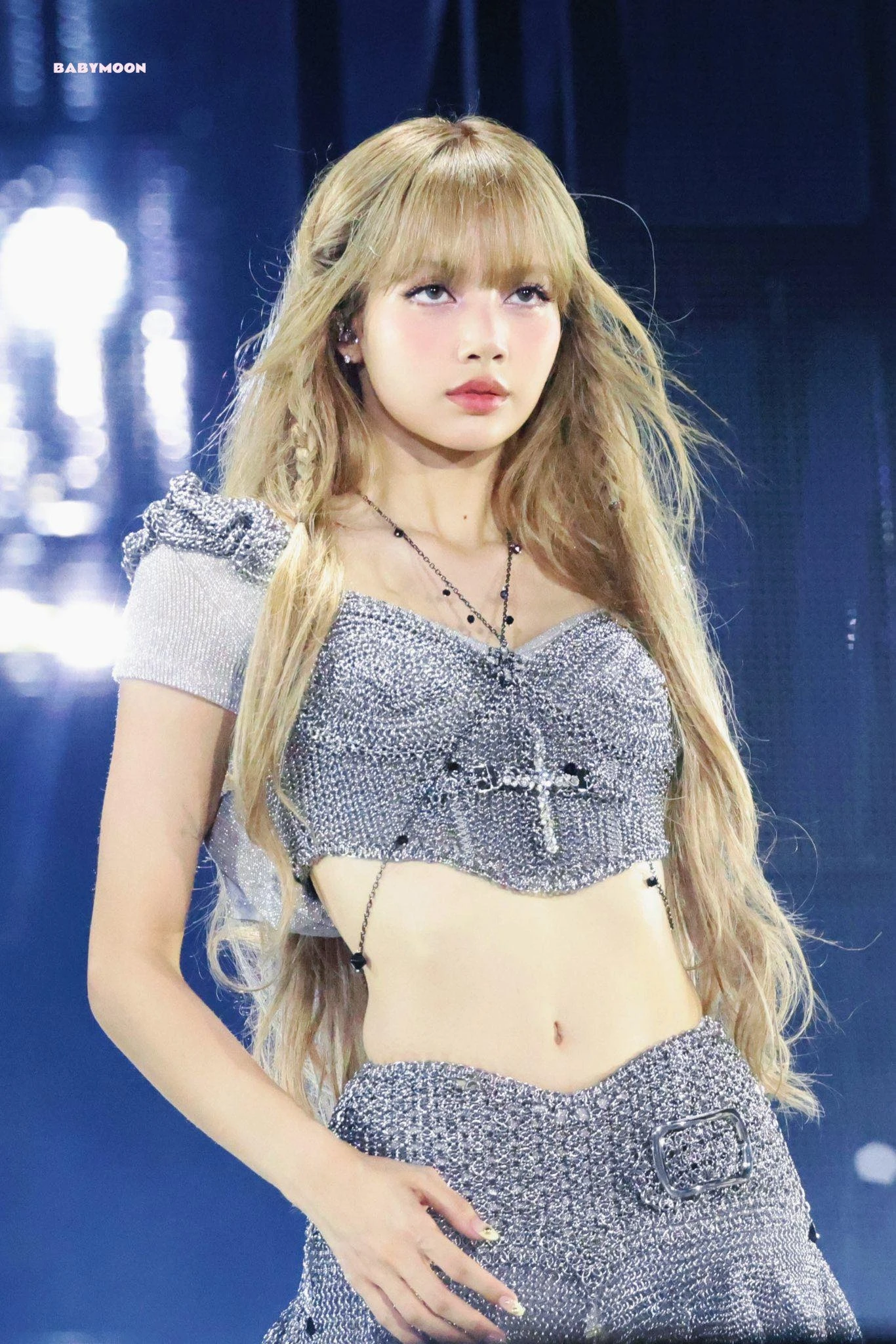 Lisa (Blackpink) gây sốt với mốt trang điểm 