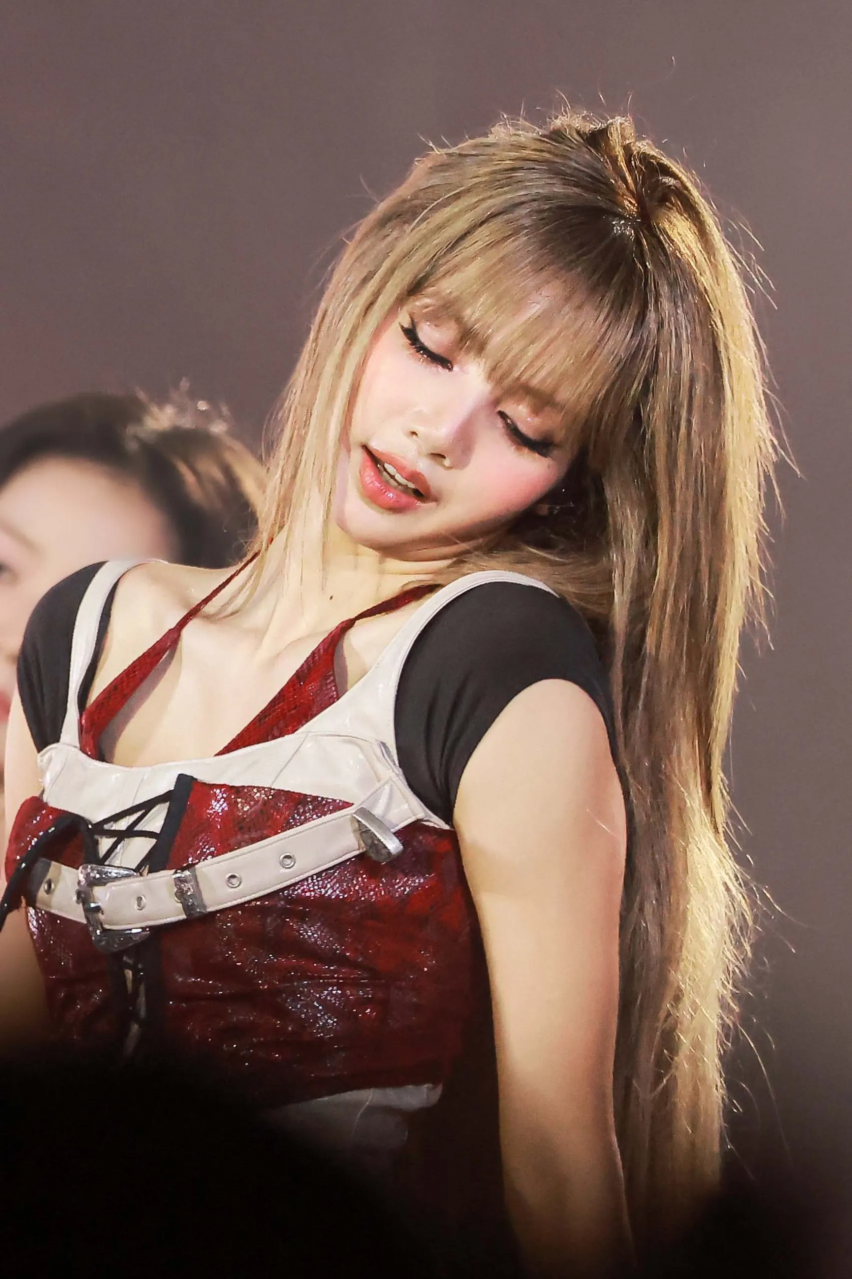 Lisa (Blackpink) gây sốt với mốt trang điểm 