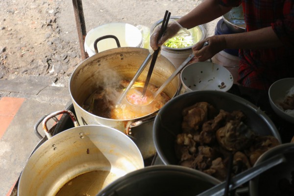 Quán bún bò Huế 'chuẩn vị' gần 4 thập kỷ trên phố cổ Chi Lăng Quán bún bò Huế 'chuẩn vị' gần 4 thập kỷ trên phố cổ Chi Lăng