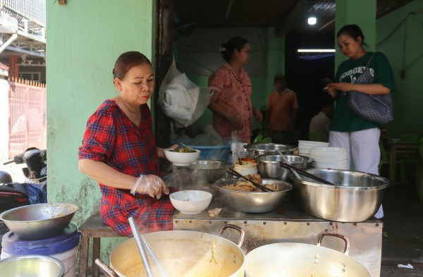Quán bún bò Huế 'chuẩn vị' gần 4 thập kỷ trên phố cổ Chi Lăng Quán bún bò Huế 'chuẩn vị' gần 4 thập kỷ trên phố cổ Chi Lăng