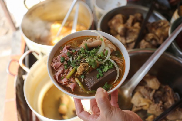 Quán bún bò Huế 'chuẩn vị' gần 4 thập kỷ trên phố cổ Chi Lăng Quán bún bò Huế 'chuẩn vị' gần 4 thập kỷ trên phố cổ Chi Lăng