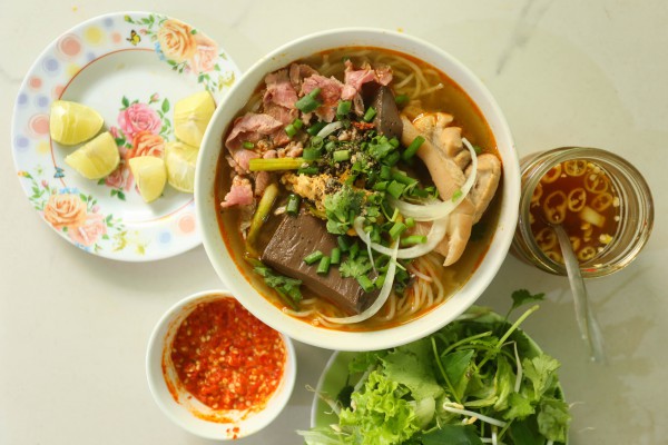 Quán bún bò Huế 'chuẩn vị' gần 4 thập kỷ trên phố cổ Chi Lăng Quán bún bò Huế 'chuẩn vị' gần 4 thập kỷ trên phố cổ Chi Lăng