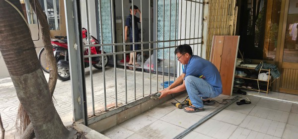 Tháo dỡ 'chuồng cọp' tại cư xá Độc Lập sau vụ cháy khiến 8 người tử vong Tháo dỡ 'chuồng cọp' tại cư xá Độc Lập sau vụ cháy khiến 8 người tử vong