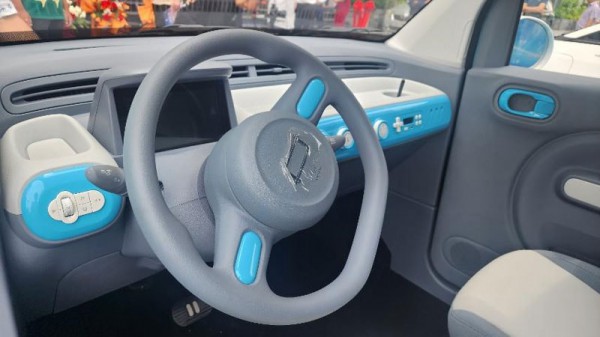 Xuất hiện mẫu ô tô điện mini mới, cạnh tranh với xe máy