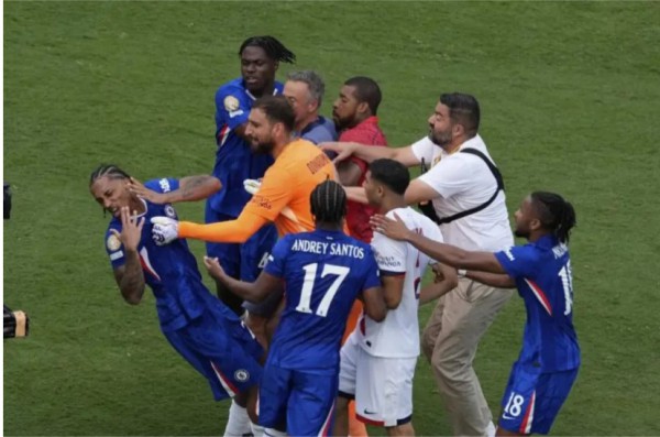 PSG thua đau chung kết, HLV Enrique tát vào mặt tiền đạo Chelsea: Chuyện gì đã xảy ra? PSG thua đau chung kết, HLV Enrique tát vào mặt tiền đạo Chelsea: Chuyện gì đã xảy ra?