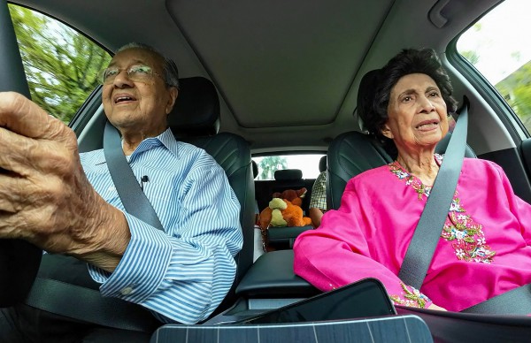 Cựu Thủ tướng 100 tuổi của Malaysia nhập viện sau một giờ đạp xe Cựu Thủ tướng 100 tuổi của Malaysia nhập viện sau một giờ đạp xe