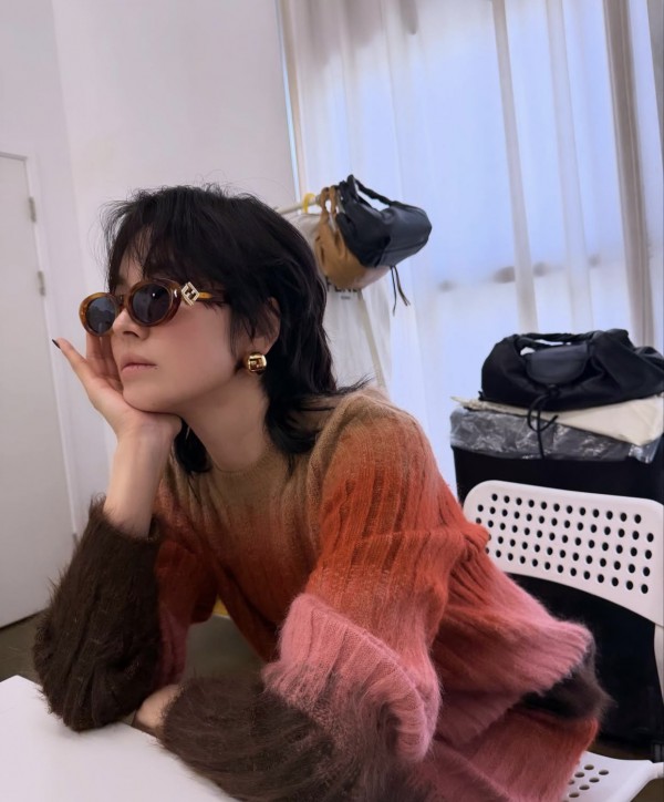 Song Hye Kyo gây sốt với kiểu tóc "hư hỏng" Song Hye Kyo gây sốt với kiểu tóc "hư hỏng"