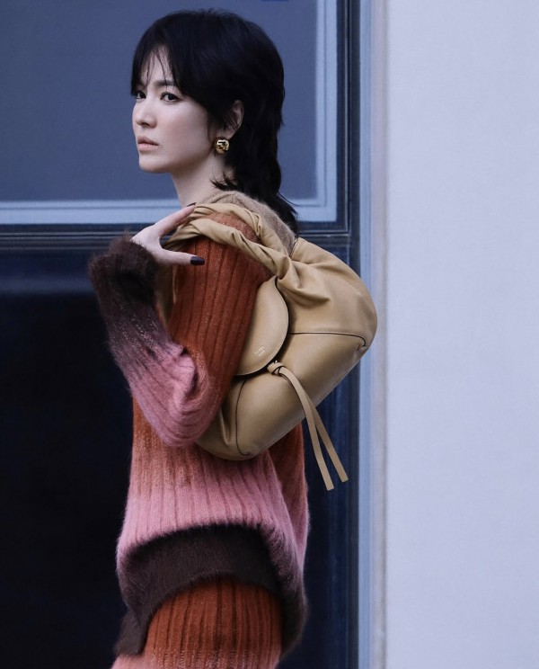 Song Hye Kyo gây sốt với kiểu tóc "hư hỏng" Song Hye Kyo gây sốt với kiểu tóc "hư hỏng"