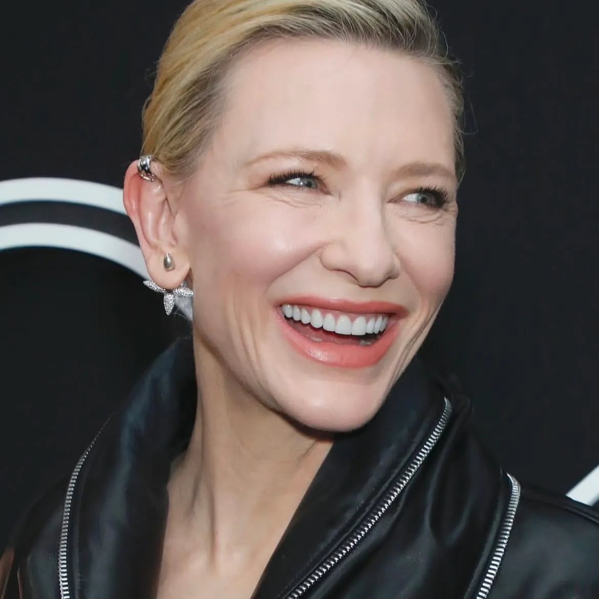 Cate Blanchett uống nước chanh mỗi sáng để chống lão hóa