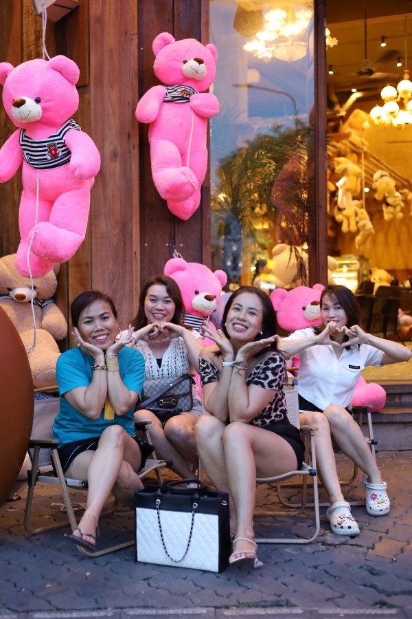 Gấu bông 'phủ hồng' quán cà phê gây bão mạng ở TP.HCM: Khách thích thú check-in Gấu bông 'phủ hồng' quán cà phê gây bão mạng ở TP.HCM: Khách thích thú check-in