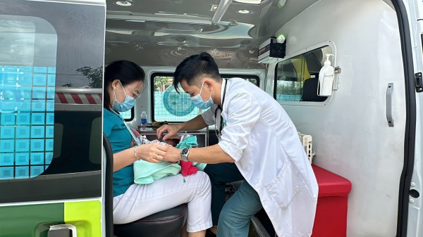 Bác sĩ vượt 136 km, đến biên giới cứu sống cháu bé sơ sinh người nước ngoài Bác sĩ vượt 136 km, đến biên giới cứu sống cháu bé sơ sinh người nước ngoài