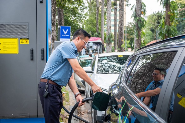 Chủ xe ở TP.HCM dễ dàng sạc nhanh ngay tại trung tâm thành phố Chủ xe ở TP.HCM dễ dàng sạc nhanh ngay tại trung tâm thành phố