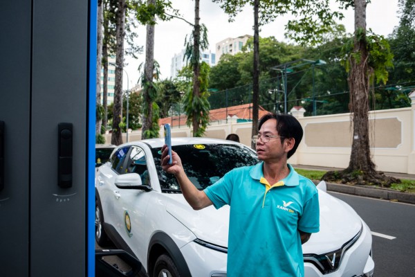 Chủ xe ở TP.HCM dễ dàng sạc nhanh ngay tại trung tâm thành phố Chủ xe ở TP.HCM dễ dàng sạc nhanh ngay tại trung tâm thành phố