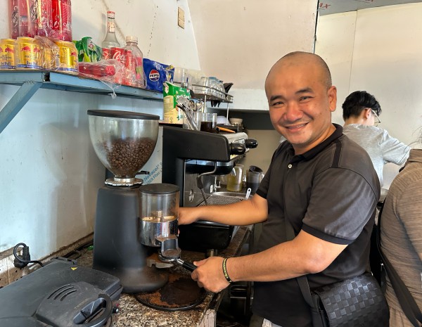 Tính đóng cửa vì ế, chủ quán cà phê TP.HCM cầu cứu: 'Tôi không xin tiền...' và điều bất ngờ Tính đóng cửa vì ế, chủ quán cà phê TP.HCM cầu cứu: 'Tôi không xin tiền...' và điều bất ngờ