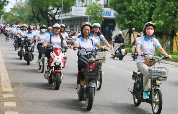 Xe máy đóng góp 28% phát thải giao thông đường bộ Việt Nam, làm gì để thay đổi?