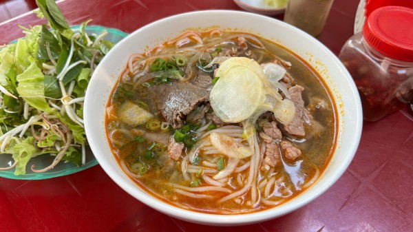 Quán bún bò Huế sửa bảng hiệu, đổi món: Vì sao giò chả bỗng 'biến mất'? Quán bún bò Huế sửa bảng hiệu, đổi món: Vì sao giò chả bỗng 'biến mất'?