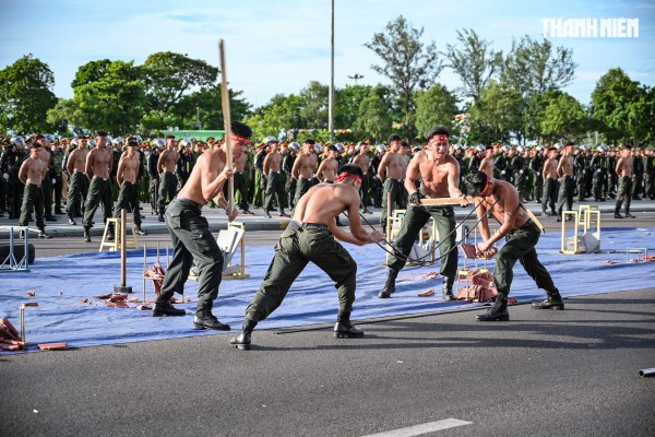 Mãn nhãn với màn biểu diễn võ thuật trong lễ ra quân của Công an tỉnh Gia Lai
