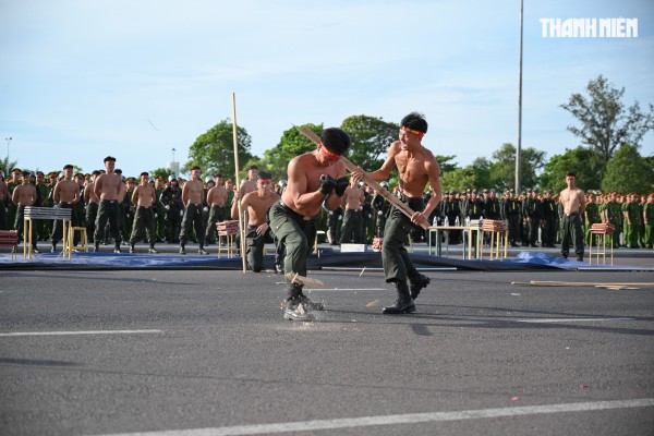Mãn nhãn với màn biểu diễn võ thuật trong lễ ra quân của Công an tỉnh Gia Lai