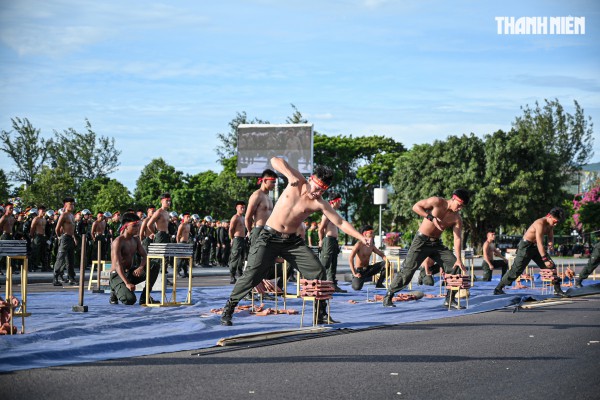 Mãn nhãn với màn biểu diễn võ thuật trong lễ ra quân của Công an tỉnh Gia Lai