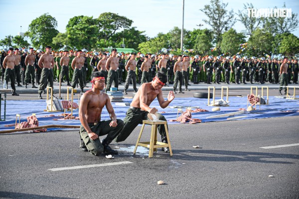 Mãn nhãn với màn biểu diễn võ thuật trong lễ ra quân của Công an tỉnh Gia Lai