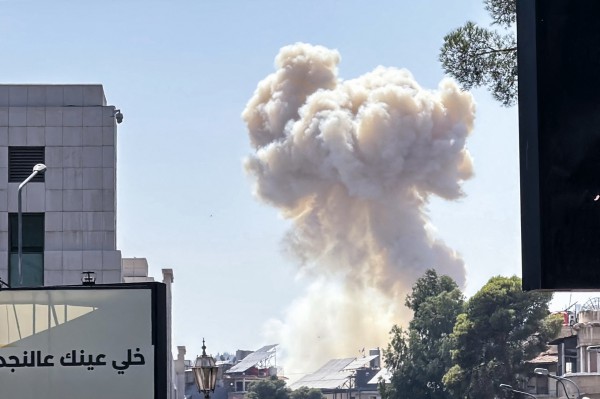 Israel không kích trụ sở quân đội và mục tiêu gần dinh tổng thống Syria