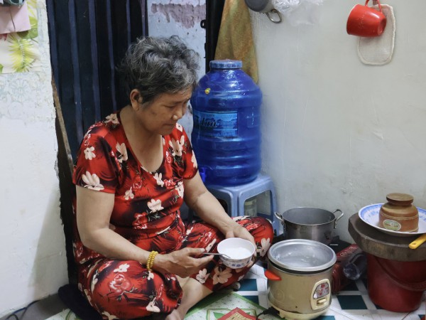 Xin cứu người phụ nữ bán vé số, vay nợ để lo đám tang cho mẹ Xin cứu người phụ nữ bán vé số, vay nợ để lo đám tang cho mẹ