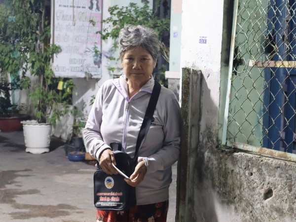 Xin cứu người phụ nữ bán vé số, vay nợ để lo đám tang cho mẹ