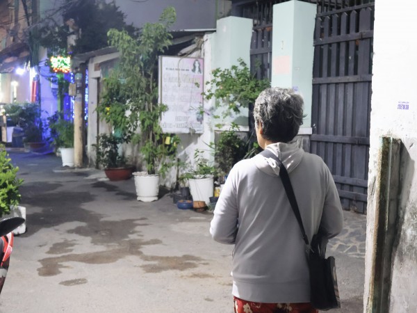 Xin cứu người phụ nữ bán vé số, vay nợ để lo đám tang cho mẹ