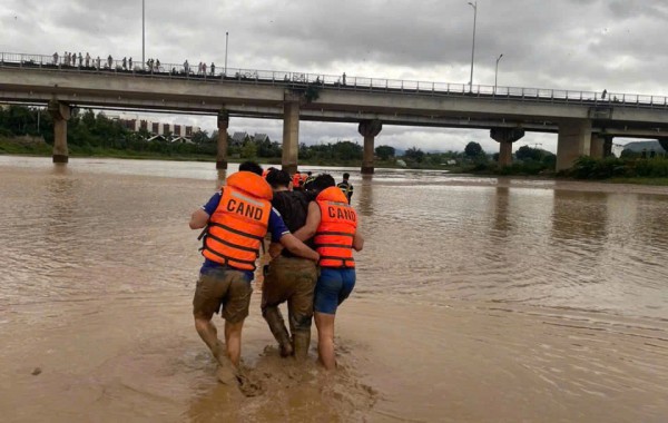 Em gái nhảy sông Đăk Bla, anh trai không biết bơi vẫn nhảy xuống cứu Em gái nhảy sông Đăk Bla, anh trai không biết bơi vẫn nhảy xuống cứu