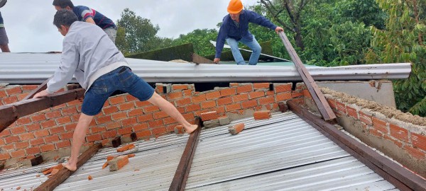 Lâm Đồng: Mưa lớn kèm gió giật kéo dài gây thiệt hại nặng Lâm Đồng: Mưa lớn kèm gió giật kéo dài gây thiệt hại nặng