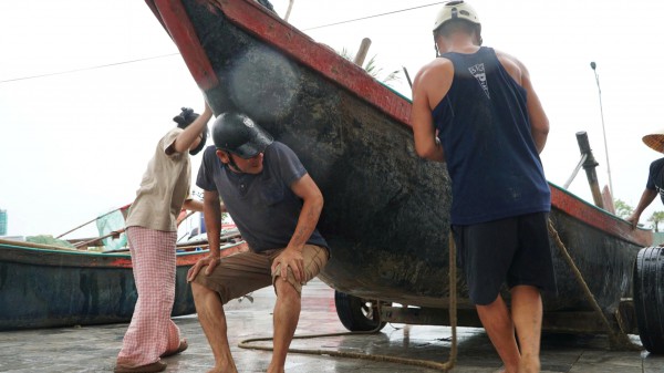 Ngư dân hối hả phòng tránh bão số 3 (Wipha)