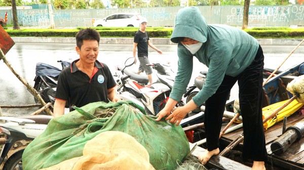 Ngư dân hối hả phòng tránh bão số 3 (Wipha)