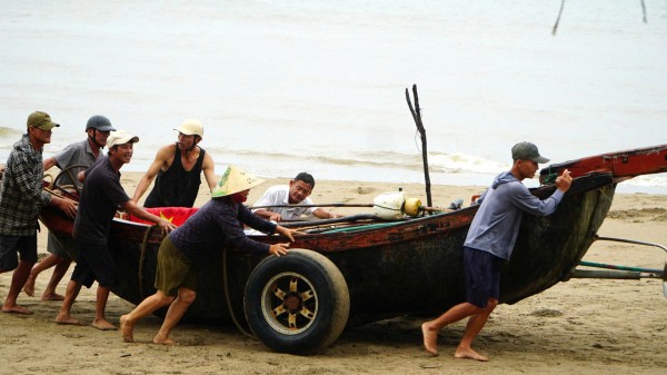 Ngư dân hối hả phòng tránh bão số 3 (Wipha)