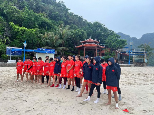 Đội tuyển nữ Việt Nam tập dưới mưa nhẹ do ảnh hưởng bão số 3, Huỳnh Như sang Úc làm gì? Đội tuyển nữ Việt Nam tập dưới mưa nhẹ do ảnh hưởng bão số 3, Huỳnh Như sang Úc làm gì?