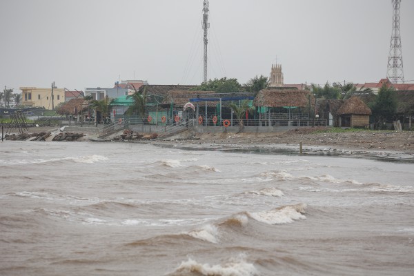 Hàng trăm tàu cá Ninh Bình về bờ tránh bão số 3 (Wipha)