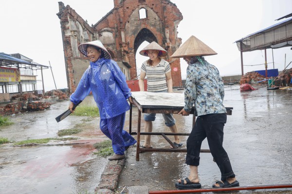 Hàng trăm tàu cá Ninh Bình về bờ tránh bão số 3 (Wipha)